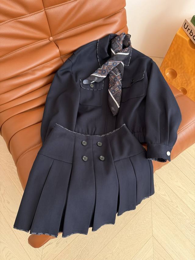 25秋冬 高阶时髦 丝巾搭配装饰藏蓝色套装 不管是通勤或者日常出街都能加分的一套 妥妥的优雅气质和高级感 格子毛边拼接夹克外套压褶半裙 自带老钱的气场 超级抬气