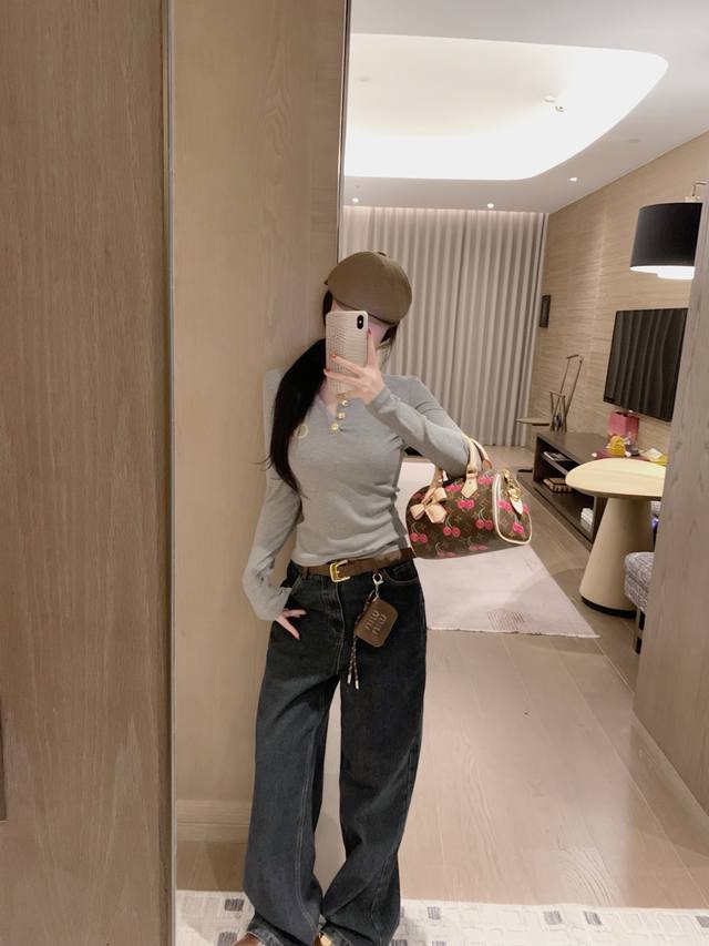 华伦天奴金线刺绣字母订制金属钮扣坑条显瘦打底衫Sml