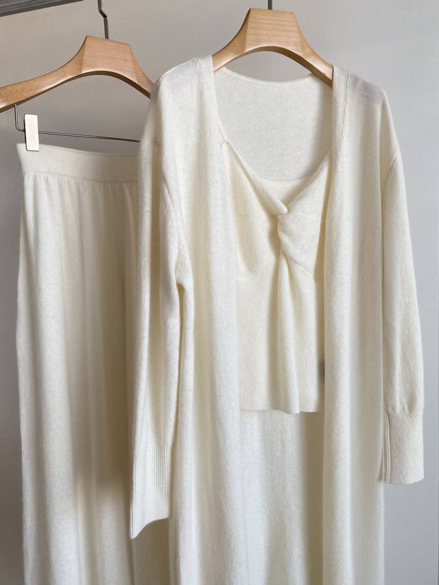 25Pf秋冬 纽结吊带长开衫阔腿裤三件套 纽结吊带设计勾勒锁骨线条搭配高腰阔腿裤裁剪长开衫轻软垂坠随性又有腔调的外搭 三件套叠穿营造慵懒感 一套就能承包你秋日的