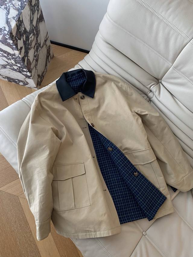 25Pf秋冬 撞色翻领中长款风衣外套 廓形设计包容性极强 版型和结构对称式口袋加强的立体廓形效果层次感 搭配小脚裤短裤整体风格简约时尚 1色3码