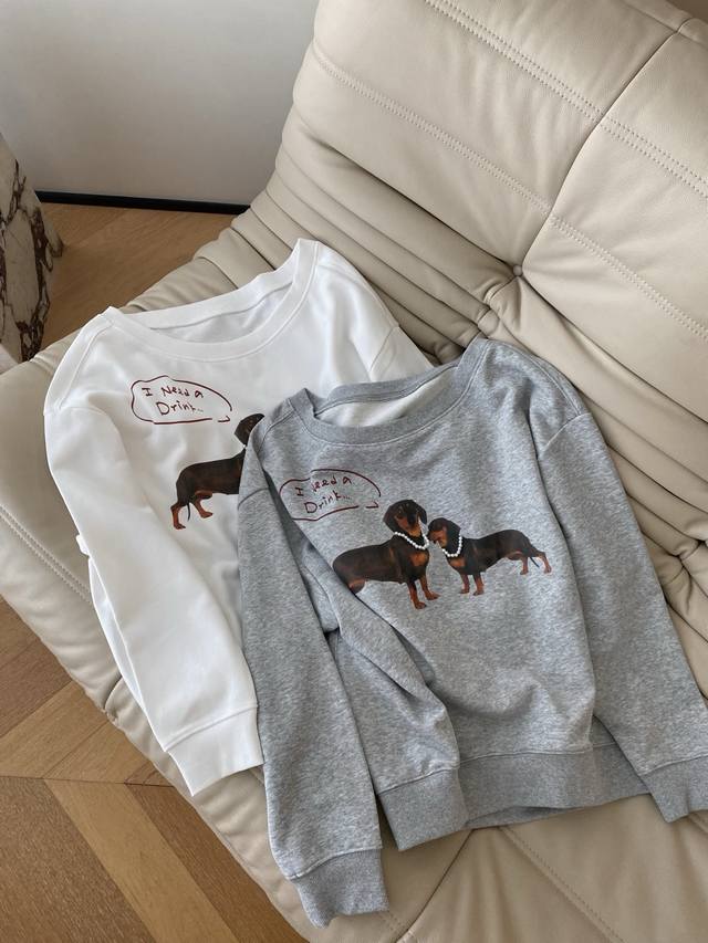 25Pf秋冬 珍珠腊肠狗狗斜肩卫衣 微微斜肩版型时髦大方小阔版身型不挑人 超美式的腊肠狗狗搭配上珍珠项链更添一份俏皮时尚推荐 2色3码