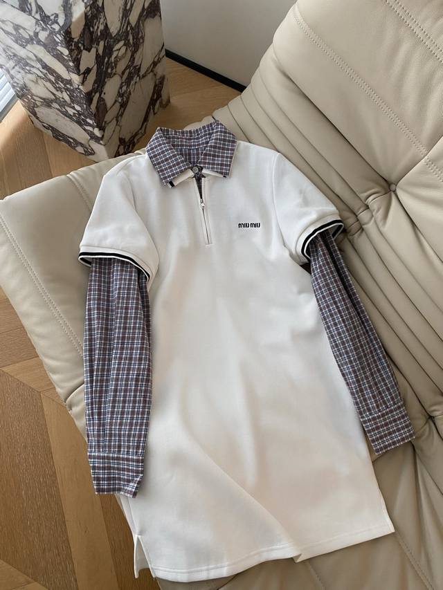 25Pf秋冬 Miu撞色格子翻领宽松休闲连衣裙 混纺棉纱线针织半拉链衬衣领拼接假两件即视感 胸前标志性的经典字母刺绣 小宽松的版型 连衣裙为H版包容性超高 2色