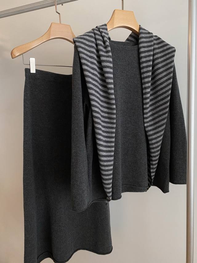 25Pf秋冬 条纹披肩宽羊毛套裙 采用羊毛面料亲肤柔软 上衣中长款版型很好遮住胯部臀部赘肉搭配下半身宽松半裙一套慵懒又随性 搭配条纹披肩多样穿搭撞色注入层次感