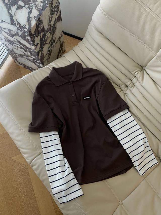 25Pf秋冬 假两件式Polo上衣 Polo撞色条纹袖子假两件设计 很有叠穿感 假两件设计自带层次呈现不费力 时髦简约有型富有余量的宽松版型 藏肉显瘦无忧身材焦