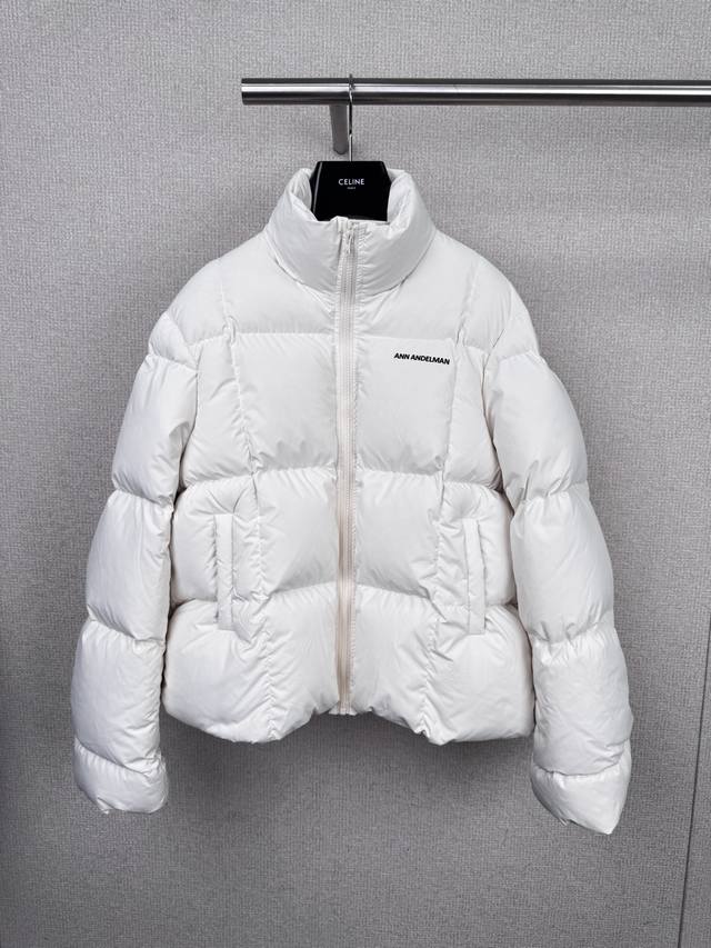 Ann Andelman秋冬短款面包羽绒服，冬季最实用保暖的是羽绒服，哪怕是最能“折腾”的时髦精们衣橱里也少不了它们，而这几季最显眼的要属面包服，根据人体工学设