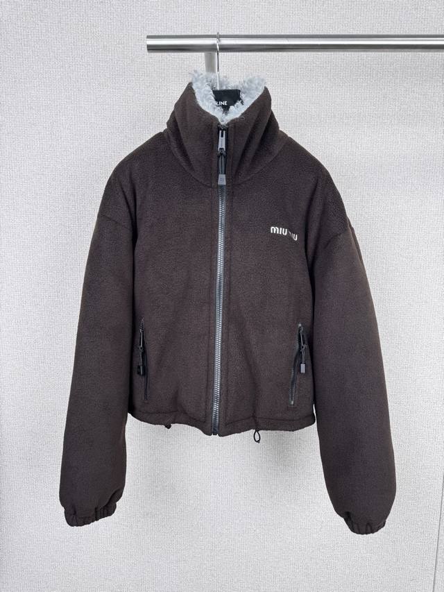 Miumiu2025秋冬新款巧克力摇粒绒短款棉服，摇粒绒夹克甜酷少女风，这款缪缪穿搭把复古学院感和甜酷少女感融合得恰到好处，很适合想要走“甜而不腻、酷而不冷”风