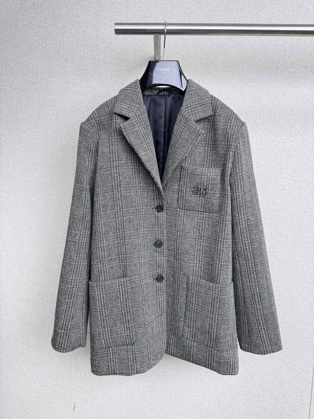 Miumiu2025秋冬新款格纹羊毛西装外套，西服界的“老钱风”代表威尔士亲王格，精英感十足的穿搭，经典与品味的象征今天聊聊西服界的“老钱风”代表 威尔士亲王格