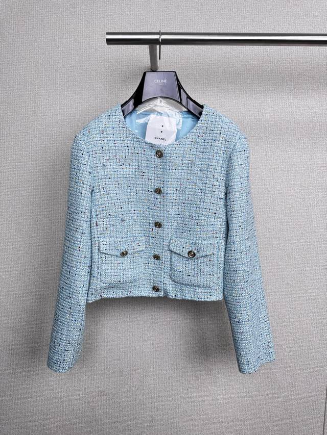 Chanel2025秋季新款天空之城珠片纱狮头扣花呢外套，经典圆领结合直身H型版型，刻画了松弛随性的高定气质，同时兼具了时尚感与实用性，甄选的彩虹纱有着微妙的渐