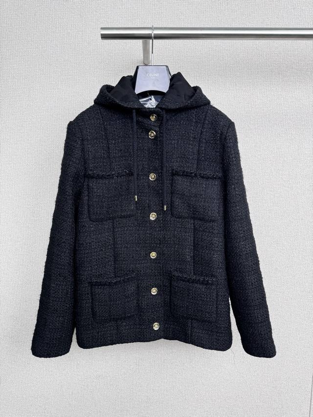 Chanel2025秋冬黑色小香粗花呢连帽外套，姐妹们一定要拥有一件黑色小香外套装呀，它的面料质感十足，粗花呢的材质尽显高级与优雅，经典的黑色，自带一种神秘深邃