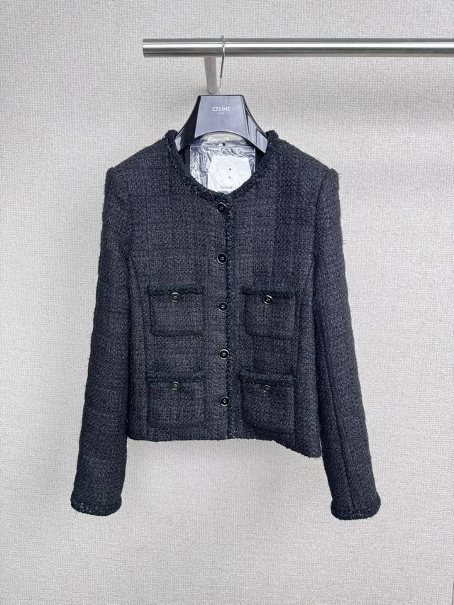 Chanel2025秋冬黑色小香粗花呢外套，姐妹们一定要拥有一件黑色小香外套装呀，它的面料质感十足，粗花呢的材质尽显高级与优雅，经典的黑色，自带一种神秘深邃的气