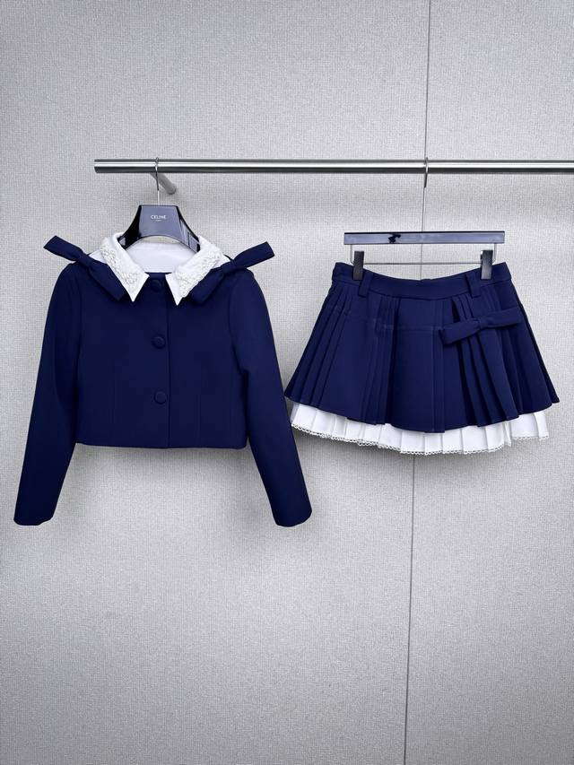 拉飞姆Lefame2025秋季新款复古甜飒套装，一键拿捏松弛感，谁懂啊！挖到一套能从校园穿到通勤的神仙套装，短款西装外套加百褶半裙的组合，自带慵懒松弛感，V领蕾