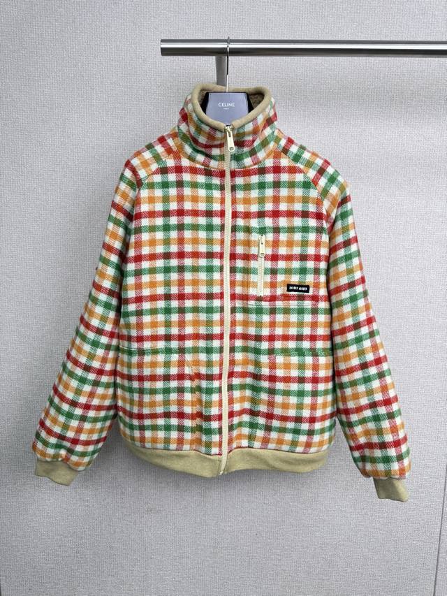 Miumiu 25秋冬新款彩虹格纹羊羔毛外套，来Get秋冬第一件外套，软乎乎廓形摇粒绒外套穿上就是时髦精，秋冬首选今年必入的羊羔毛外套，性价比拉满，超软保暖性高