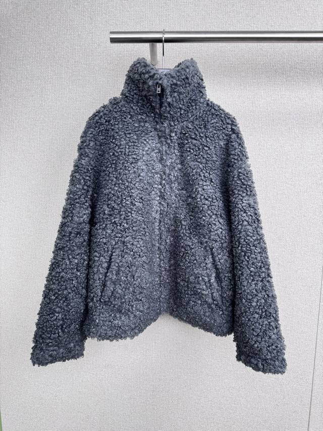 Acne Studios2025秋冬新款徽标高领拉链飞行夹克，泰迪软绒质感与超飒版型，一眼心动的冬日时髦，面料定制卷曲仿皮草，软而不塌超显质感，采用专属定制的卷