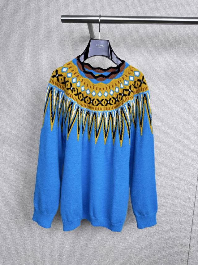 Loewe2025王一博同款绝美的蓝色费尔岛针织羊毛衫，这件云肩艺术针织开衫也太绝了，绣球花蓝温柔又显白，费尔岛提花工艺满满的艺术感，穿上就像把艺术穿在身上，羊