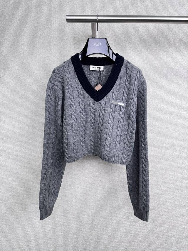 Miumiu2025秋冬新款V领短款毛衣，是谁的复古Dna觉醒了，法式学院风毛衣绝绝子，被问爆的宝藏毛衫来啦，这件法式复古学院风毛衣，一整个把秋天的氛围感拉满，
