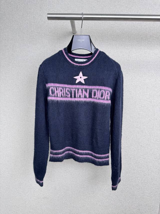 Dior2025字母提花马海毛毛衣，谁会拒绝慵懒感马海毛毛衣呢？软软糯糯的马海毛毛衣来了，宽松圆领，上身舒适感满满，品牌个性字母Logo设计，尽显高级，不管单穿