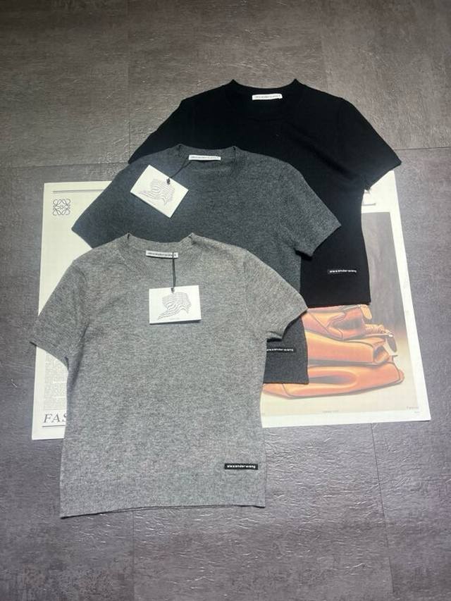 原版开发Alexanderwan*25早秋新款羊毛短袖，羊毛混纺简约不挑人，修身剪裁不紧绷，简约又有质感 百不挑人三色Sml