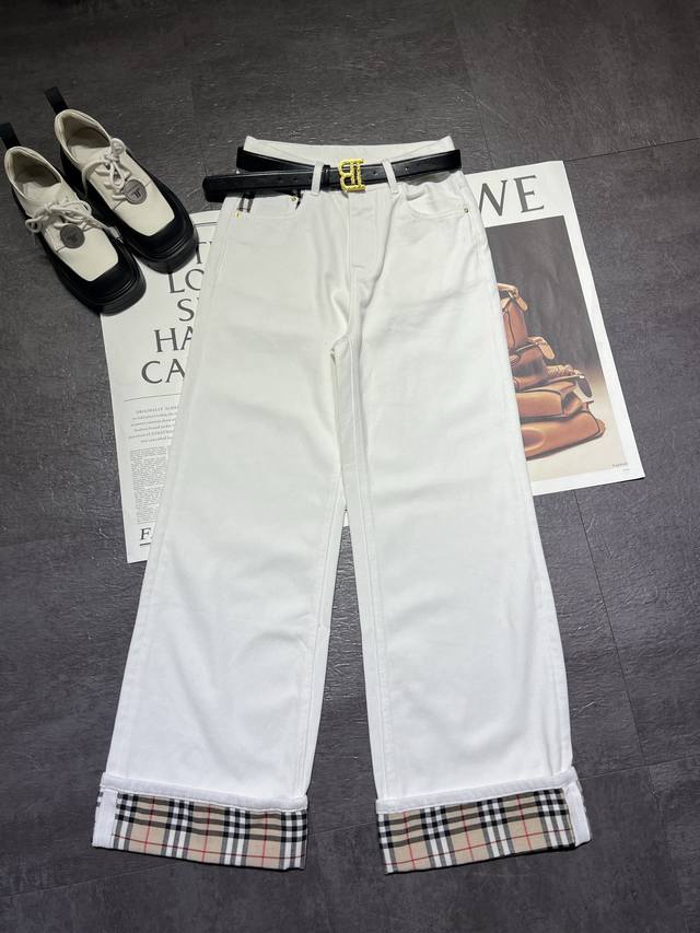 爆款裤脚撞色翻边牛仔裤出货，后背精致刺绣，配腰带一套出，裤型相当的好，人手必备款，尺码Smlxl