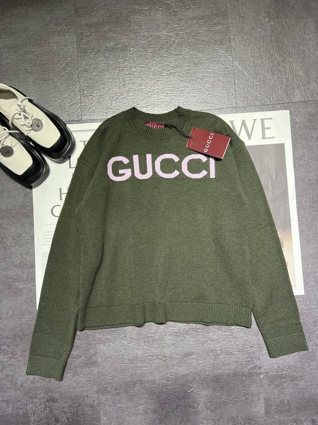 Gucc*25秋冬新款高级军绿字母毛衣，复古军绿撞色香芋紫Logo 标识彰显大牌的高级时尚感，粗针纹理勾勒出随性慵懒，软糯质感在秋冬给予满满安全感～单色Sml