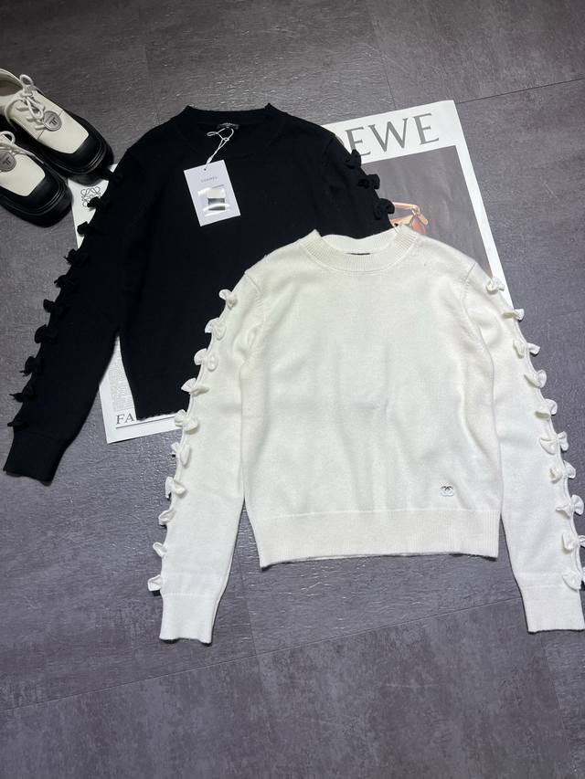 Chane*25K秋冬新款蝴蝶结系列圆领毛衣，定制羊毛纱线，定制袖口边蝴蝶结 纯手工编织蝴蝶结，经典的黑白色 简约大方尽显优雅气质，彰显大牌的高级时尚感 两色S