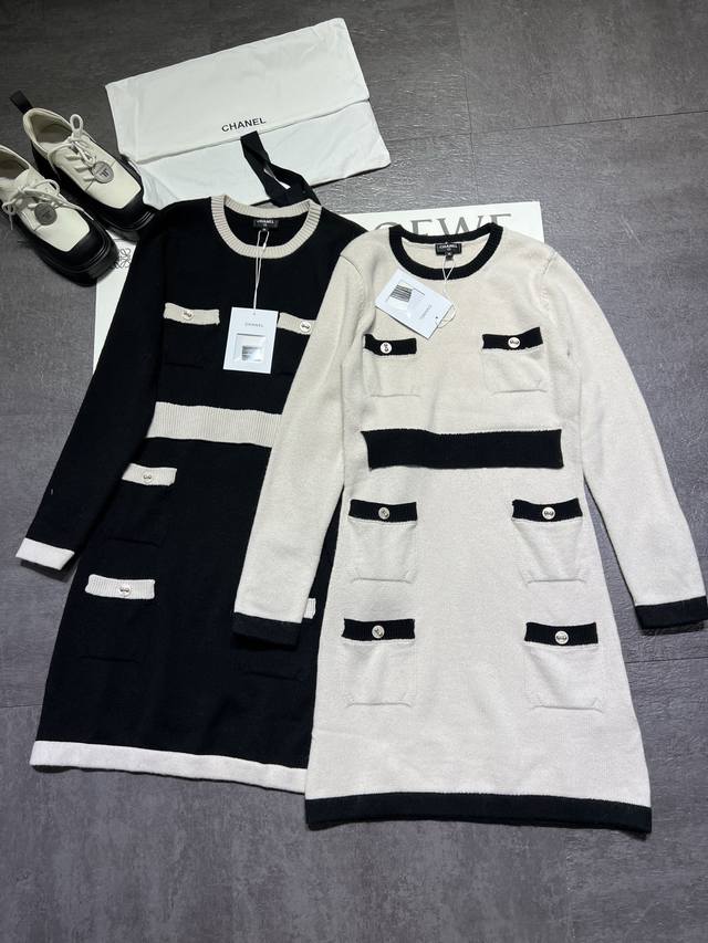 原版开发Chane**25K早秋新款连衣裙 Yb定制定染色纱线，定制蝴蝶结纽扣，经典的黑白撞色蝴蝶结纽扣点缀，优雅又高级计。绵羊毛材质柔软舒适，秋冬穿超合适正面