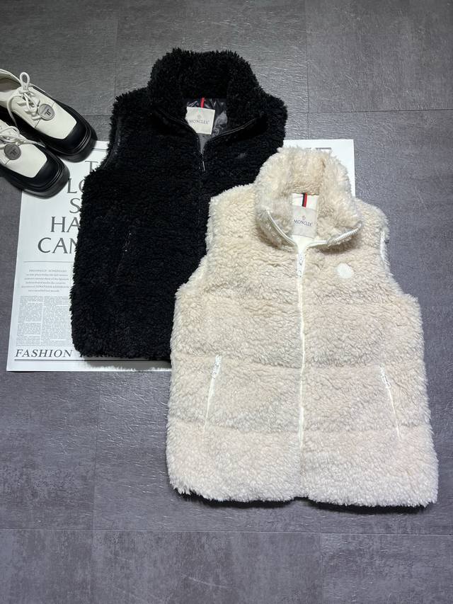Moncle*盟可睐 秋冬新品羽绒马甲出货啦，90羽绒填充，质感超好羊圈绒，上身超好看，慵懒时尚，两色Sml