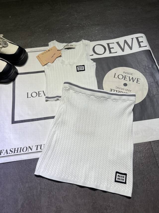 套 Miumi-*新款套装裙，Yb定制针织纱线材质织造 质感冰爽透气 圆领针织背心开衫剪裁 胸前品牌提花字母微标设计 凸显穿搭高级感 弹性松紧更显精致 穿搭显瘦