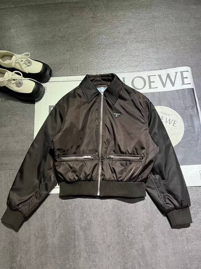 Prad* 25Fw早秋新款 深咖色拉链翻领收腰尼龙外套丨独家Yb开发！高版出品！品相非常完美，舒适保暖，非常出彩的设计，轻松将时髦感进阶，做工极为考究严谨，走