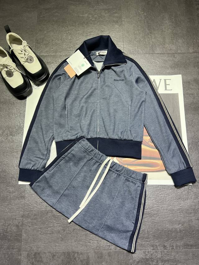 Miumi*运动风拼色外套半裙出货，跟紧新款走哟，高端版本，半裙也是对版的，柜柜里也没有安全裤的哈，定制螺纹对色精致刺绣，喜欢高版本的来，Sml