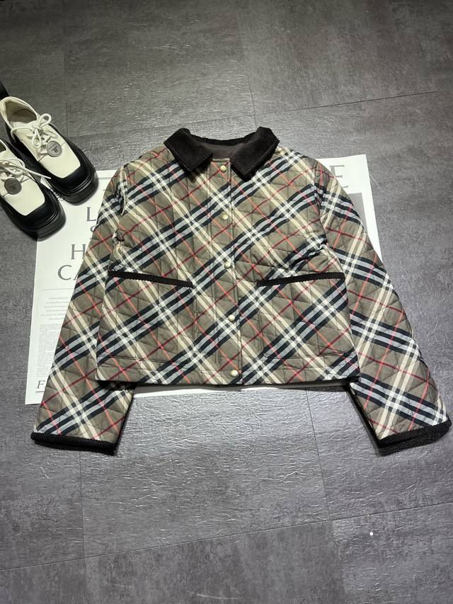 原版开发Burberr*博柏利 ，格纹棉质绗缝棉服出货，原版购入对版1:1定制，顶级版本，内里压棉走线做工都很好，上身原版大货0误差，喜欢高端品质的一定要入，现