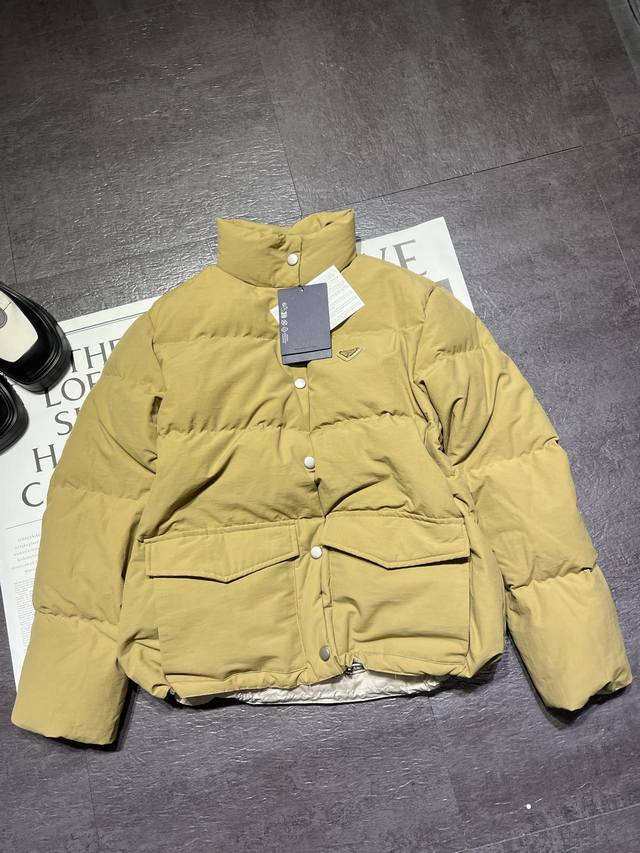 Prad*普拉达新款鱼尾下摆复古老钱风女士羽绒服出货，柜子同步出，90鸭绒填充，咱家马甲已经卖爆了，长袖，马甲一个系列出，蓬松舒适，弹弹的，现货Sml