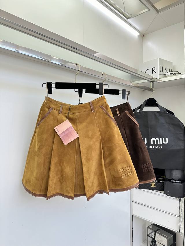25 Af 缪缪家秋冬新款翻毛绒面 羊皮百褶半裙 苏格兰进口山羊皮绒 皮质非常柔软 舒适 版型非常赞 暖暖的棕色调 给人一种温暖又气质的感觉 立体得字母Logo