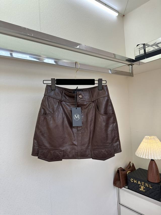 25 D 感觉是一年四季都能实穿的百搭王单品 采用意大利进口山羊皮 巨显瘦的小A摆半裙 是不能错过的衣橱必备神器 Size S M L