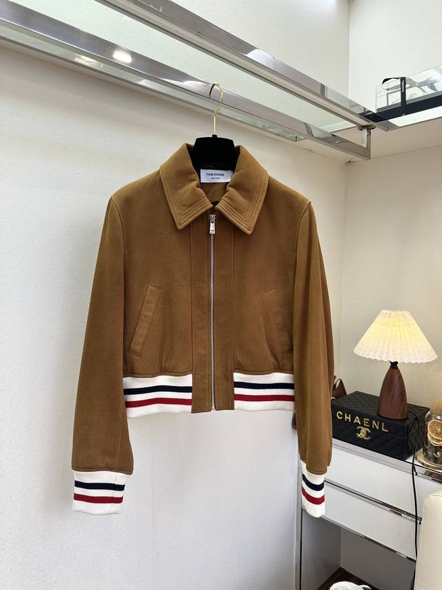 25 F 如果说喜欢是一时起意 那么爱绝对会是永恒 独家首发小翻领皮衣外套 若是对皮衣的要求度和体验感吹毛求疵的姐妹们 真的可以闭眼入这款了 因为这款采用少有的