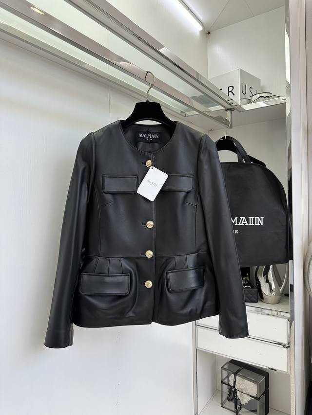 25 F 巴尔曼的这款四口袋法式复古风金扣皮外套选用100%进口绵羊皮，皮质细腻柔软舒适。原版版型定制，修身收腰的版型勾勒出完美线条，对于品质和有衣着气质体现的