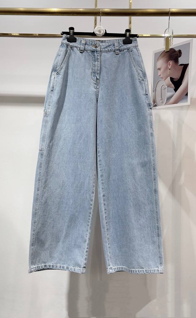上新～独家高定牛仔裤首发 25Aw Miumi*独家高品质绣花设计感美式口袋工装牛仔阔腿裤 今年超火爆的工装牛仔裤来咯 酷飒兼容分分钟俘获高赞Look 版型是宽