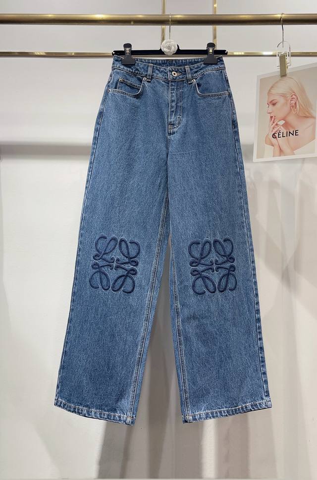 上新啦～独家高定牛仔裤首发 25Aw Loew*独家爆款主推高品质阔腿直筒牛仔裤，经典蓝色超美 复古高级 ，宽松版型尽显随性洒脱。选用进口丹宁牛仔面料，Logo