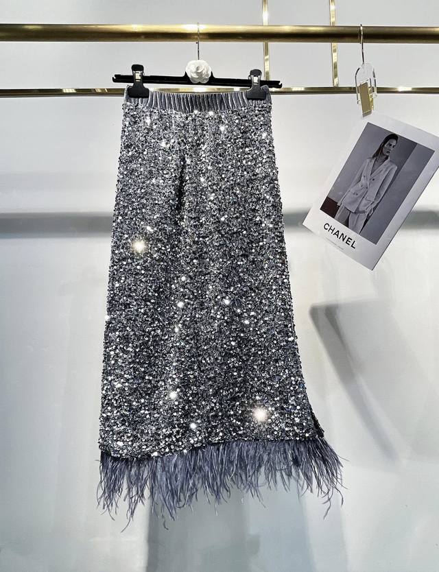 上新 独家高定半裙首发 25Aw Saint Lauren*独家爆款高级感重工亮片拼火烈鸟毛毛半裙，吸睛穿搭时髦精本命 自带流光四溢的梦幻滤镜 开叉设计自在行走