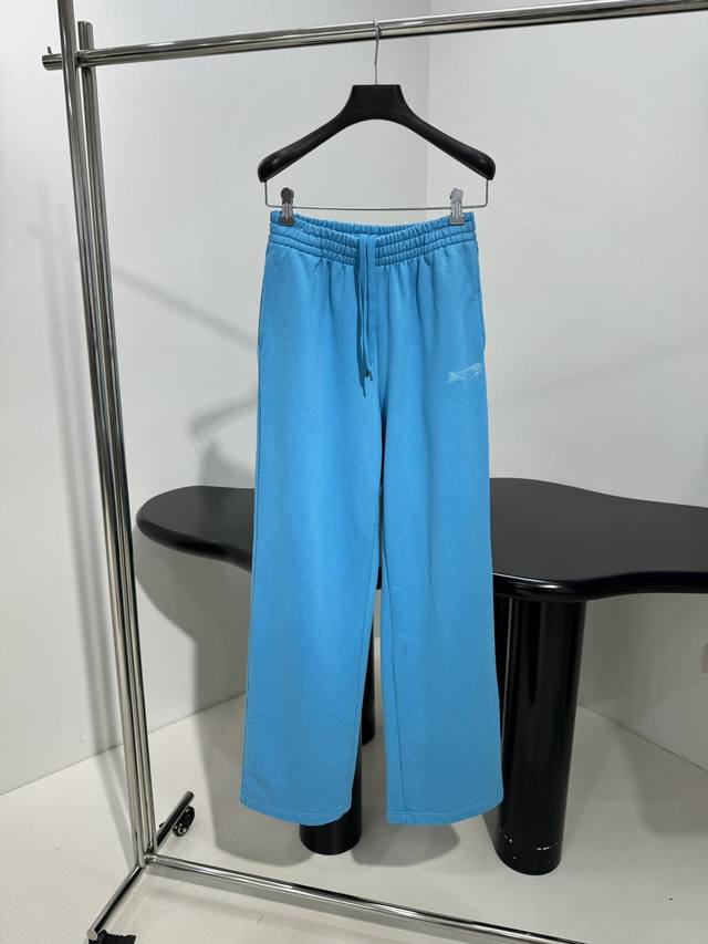 新品Political Stencil运动长裤 定制蓝色平纹针织面料 中号版型剪裁 正面饰以Political Stencil标识扎染印花 水洗褪色效果 可调节