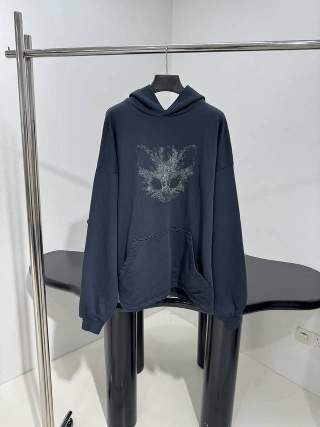 新品小猫大版型帽兜卫衣 定制定染复古平纹针织面料 大版型剪裁 正面饰以小猫艺术作品印花 做旧和水洗褪色效果 中性款 男女同款 最高品质 ：黑色 ：