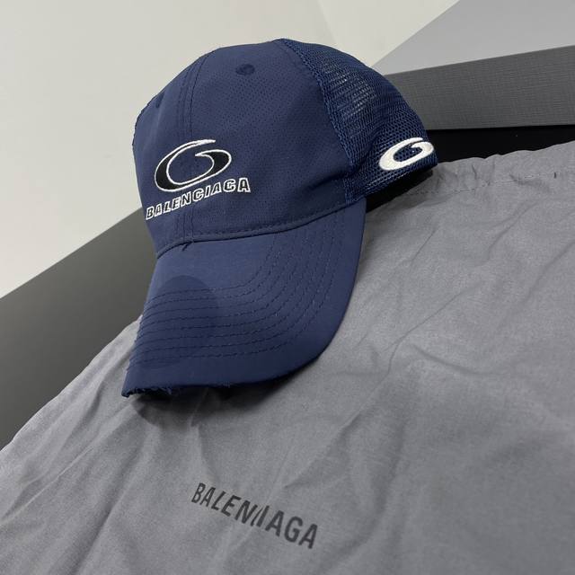 新品Basketball Series 棒球帽 科技尼龙面料 经典棒球帽造型 帽顶设有刺绣透气孔眼 背面设有可调节魔术贴搭扣 正面饰以Basketball艺术作