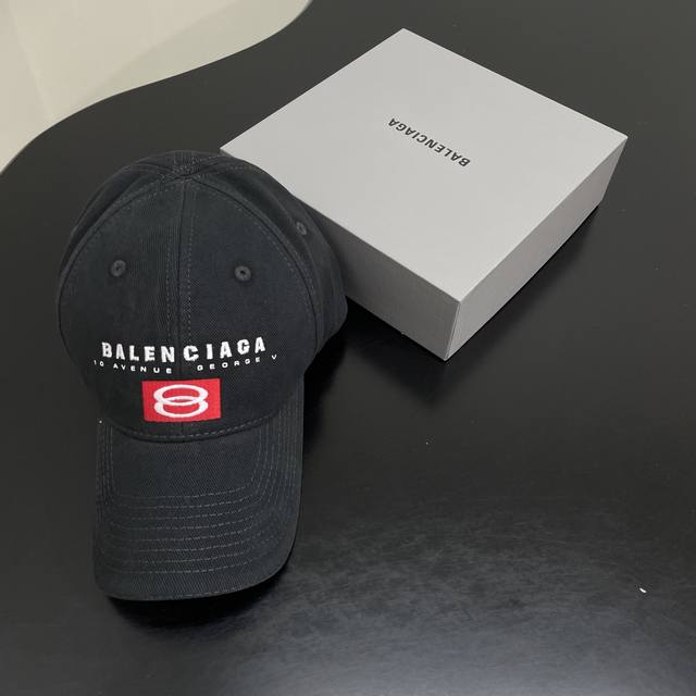 新品Unity Sport棒球帽 独家定制定染棉斜纹面料 经典棒球帽款型 背面设有可调节魔术贴搭扣 正面饰以Unity Sport艺术作品刺绣 帽顶设有刺绣透气