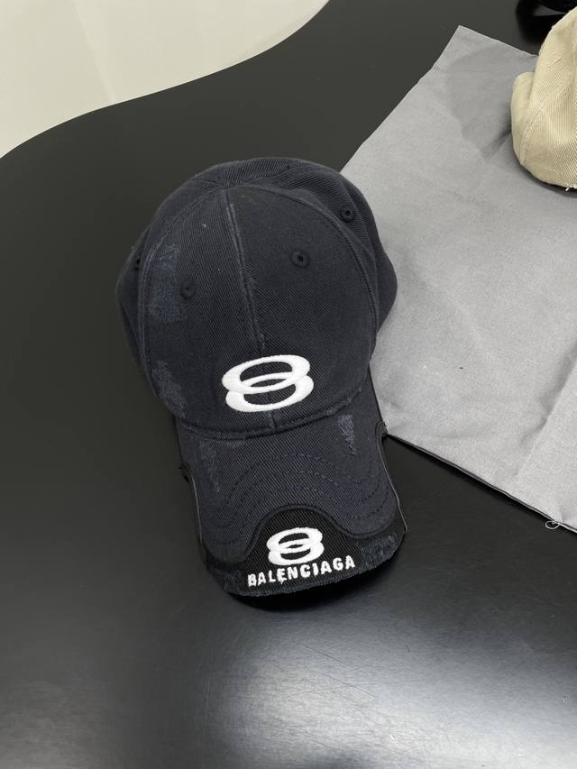 新品Unity Sports Icon棒球帽 棉斜纹面料 经典棒球帽款型 帽顶设有刺绣透气孔眼 背面设有可调节魔术贴搭扣 帽檐两侧镂空 头部和帽檐饰以Unity