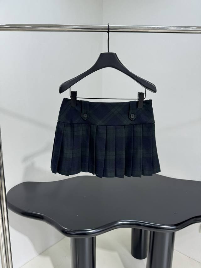 新品褶裥格纹半身裙 经典褶裥百褶Mini裙 复古色织格纹图案 后腰饰品牌标识刺绣 褶裥廓形下摆 侧边拉链门襟 可搭配系列衬衫 学院风 ：墨绿色 ：