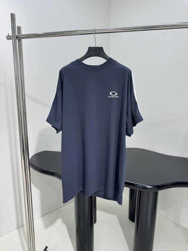 新品新品Unity Sports Icon廓形T恤 定制定染复古平纹针织面料 廓形版型剪裁 正面饰以Unity Sports Icon艺术作品刺绣 肩部三条杠装