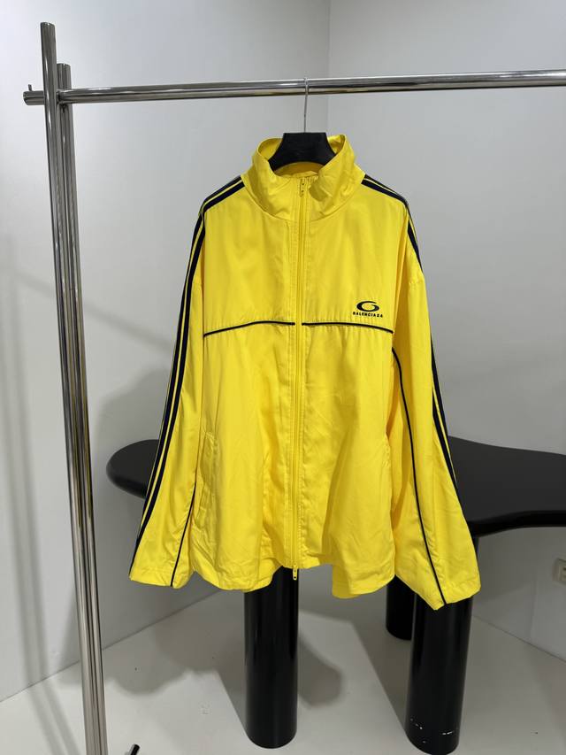 新品Loop Sports Icon廓形夹克冲锋衣 独家定制科技府绸面料 大号廓形饰片结构拼接撞色设计 双头拉链开合 五金开模 前后饰以Loop Sports