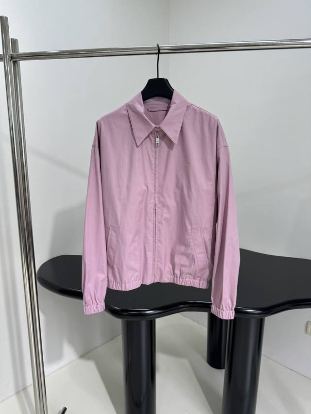 25秋冬新品华达呢短夹克 棉质华达呢面料制作 饰有品牌标识徽标 翻领领口 拉链开合 松紧下摆和袖口 落肩设计 男女同款 ：樱花粉 淡蓝色 ：