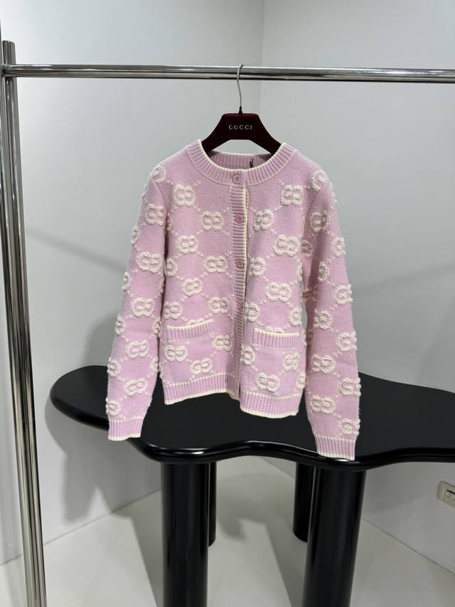 25新品Gg棉质提花开衫 采用粉色和米白色Gg提花棉面料制作 通身饰有互扣双G绣花刺绣 罗纹针织圆领领口 落肩设计 拉链开合 弹力版型 推荐入手 ：粉色 ：