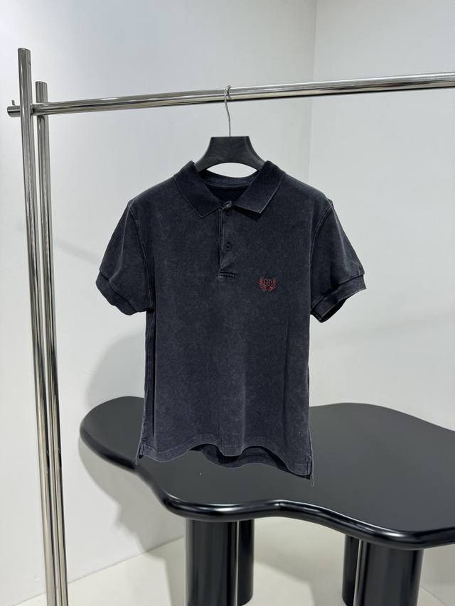 Laurel Classic新品珠地棉Polo T恤 修身版型 采用黑色珠地棉面料制作 经典Polo领口设计 胸口饰有Laurel Classic植绒徽标刺绣