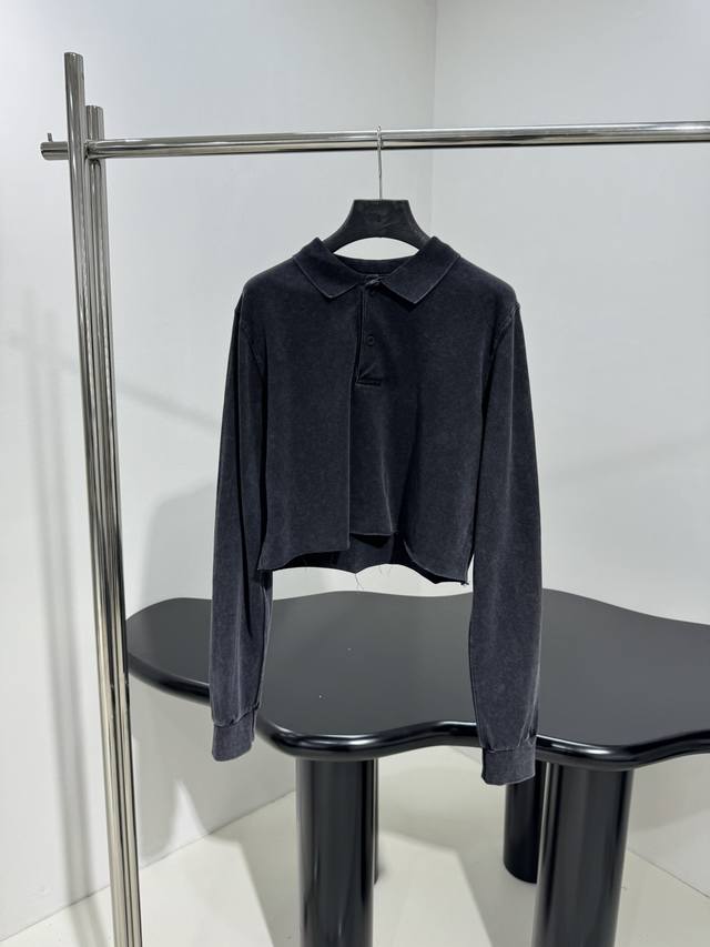 Laurel Classic新品珠地棉长袖Polo 衫 采用黑色珠地棉面料制作 经典Polo领口设计 廓形不收边下摆设计 领口纽扣开合 重度洗水工艺 男女同款